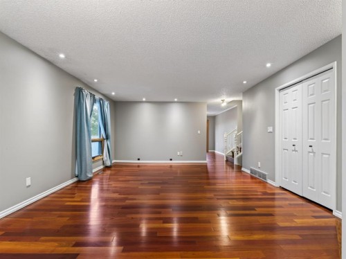 76 Deermoss Crescent Se, Calgary, AB - Indoor Photo Showing Other Room