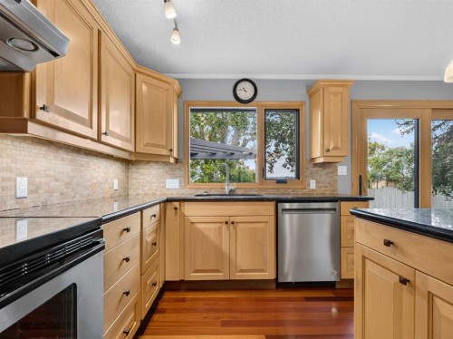 76 Deermoss Crescent Se, Calgary, AB - Indoor Photo Showing Kitchen