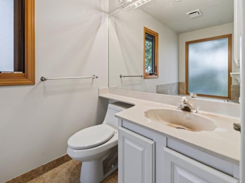 76 Deermoss Crescent Se, Calgary, AB - Indoor Photo Showing Bathroom