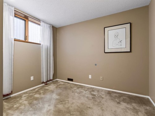 76 Deermoss Crescent Se, Calgary, AB - Indoor Photo Showing Other Room