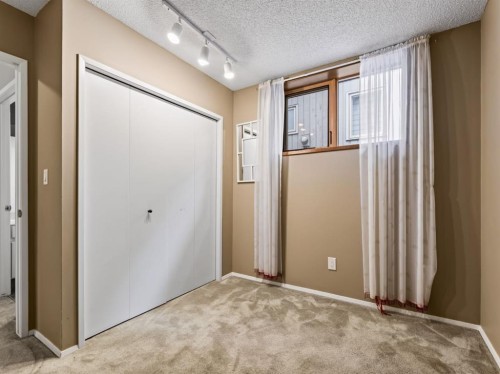 76 Deermoss Crescent Se, Calgary, AB - Indoor Photo Showing Other Room