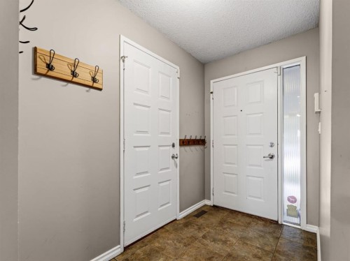 76 Deermoss Crescent Se, Calgary, AB - Indoor Photo Showing Other Room