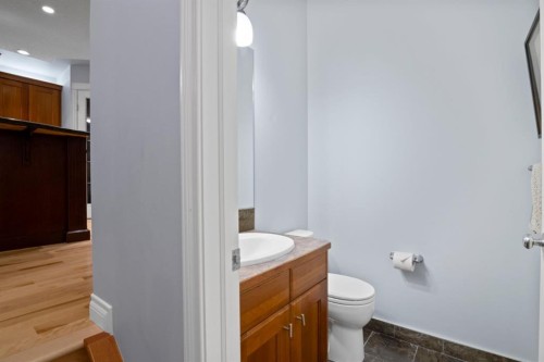 2323 5 Avenue Nw, Calgary, AB - Indoor Photo Showing Bathroom