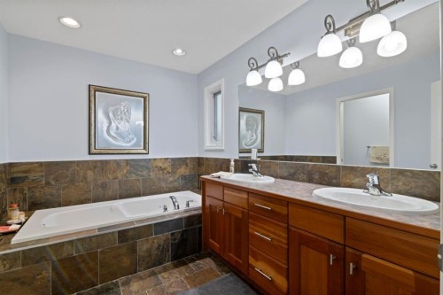2323 5 Avenue Nw, Calgary, AB - Indoor Photo Showing Bathroom