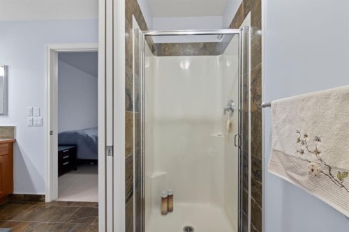 2323 5 Avenue Nw, Calgary, AB - Indoor Photo Showing Bathroom