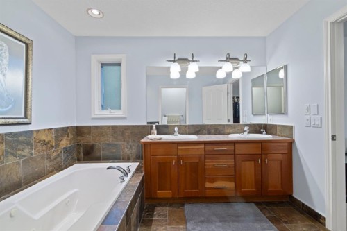 2323 5 Avenue Nw, Calgary, AB - Indoor Photo Showing Bathroom