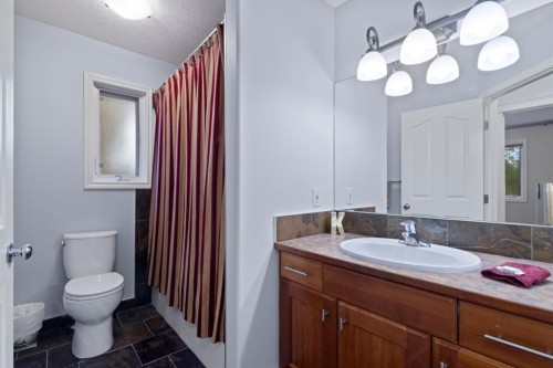 2323 5 Avenue Nw, Calgary, AB - Indoor Photo Showing Bathroom