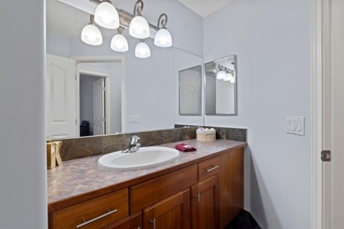 2323 5 Avenue Nw, Calgary, AB - Indoor Photo Showing Bathroom