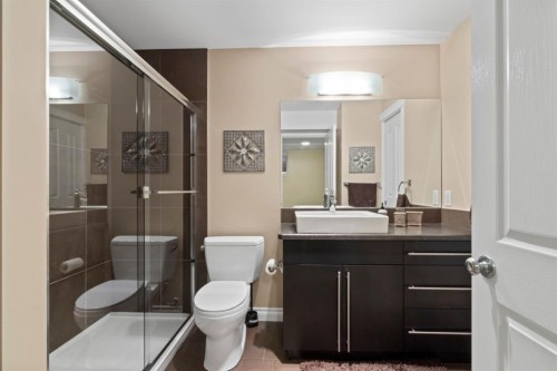 2323 5 Avenue Nw, Calgary, AB - Indoor Photo Showing Bathroom
