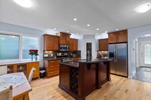 2323 5 Avenue Nw, Calgary, AB - Indoor Photo Showing Kitchen