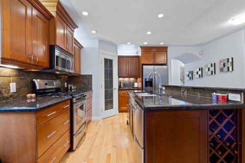 2323 5 Avenue Nw, Calgary, AB - Indoor Photo Showing Kitchen
