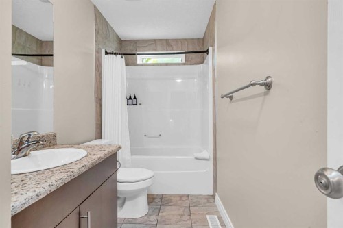 2-821 Mcdougall Road Ne, Calgary, AB - Indoor Photo Showing Bathroom