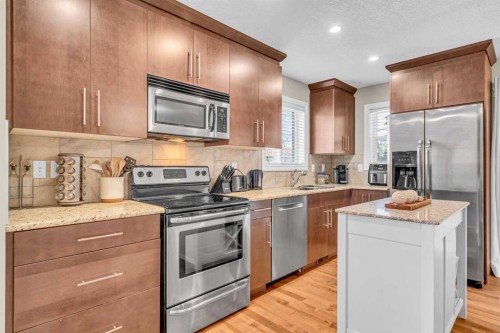 2-821 Mcdougall Road Ne, Calgary, AB - Indoor Photo Showing Kitchen With Stainless Steel Kitchen