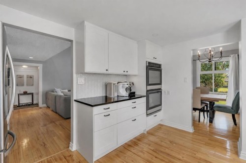 12 Oakvale Place Sw, Calgary, AB - Indoor Photo Showing Kitchen