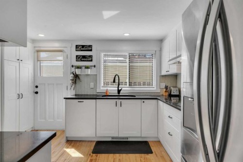 12 Oakvale Place Sw, Calgary, AB - Indoor Photo Showing Kitchen