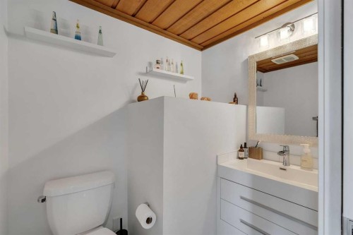 12 Oakvale Place Sw, Calgary, AB - Indoor Photo Showing Bathroom