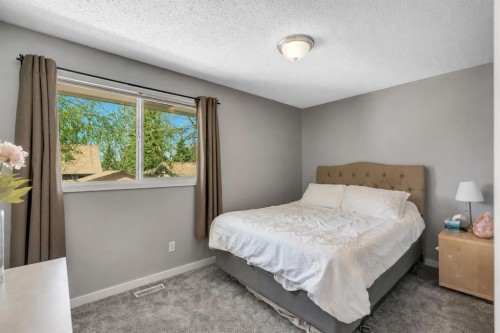12 Oakvale Place Sw, Calgary, AB - Indoor Photo Showing Bedroom