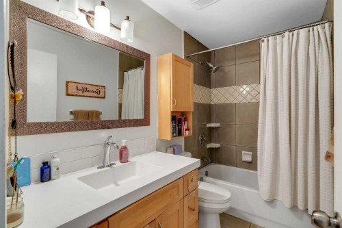 12 Oakvale Place Sw, Calgary, AB - Indoor Photo Showing Bathroom