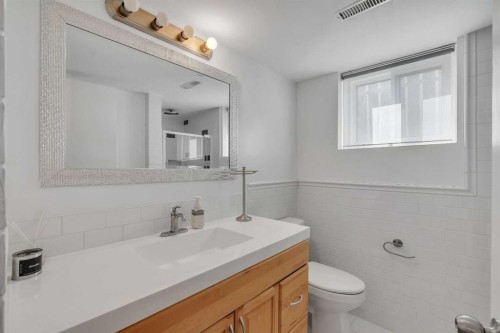 12 Oakvale Place Sw, Calgary, AB - Indoor Photo Showing Bathroom
