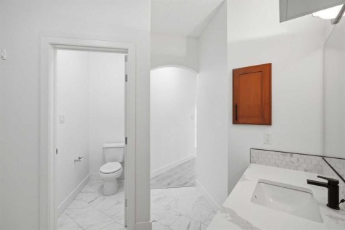 531-30 Discovery Ridge Close Sw, Calgary, AB - Indoor Photo Showing Bathroom