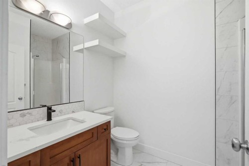 531-30 Discovery Ridge Close Sw, Calgary, AB - Indoor Photo Showing Bathroom