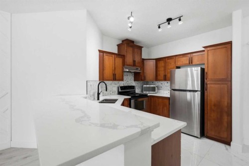 531-30 Discovery Ridge Close Sw, Calgary, AB - Indoor Photo Showing Kitchen With Double Sink