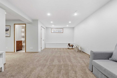 38 Chapman Close Se, Calgary, AB 