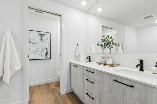 1004-1107 Gladstone Road Nw, Calgary, AB - Indoor Photo Showing Bathroom