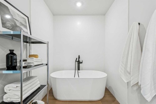 1004-1107 Gladstone Road Nw, Calgary, AB - Indoor Photo Showing Bathroom
