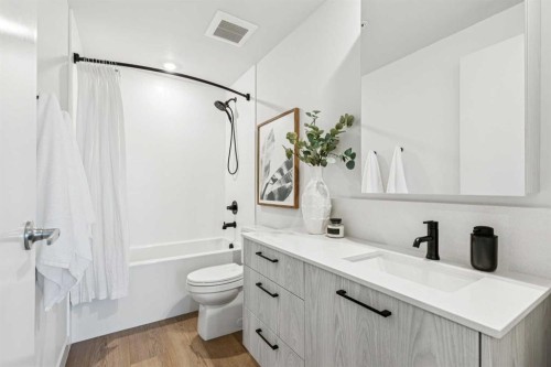 1004-1107 Gladstone Road Nw, Calgary, AB - Indoor Photo Showing Bathroom