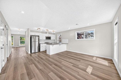 428 Cranbrook Square Se, Calgary, AB - Indoor Photo Showing Kitchen