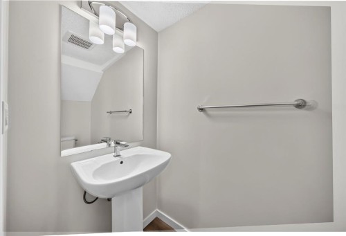 428 Cranbrook Square Se, Calgary, AB - Indoor Photo Showing Bathroom