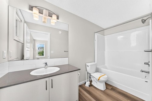 428 Cranbrook Square Se, Calgary, AB - Indoor Photo Showing Bathroom