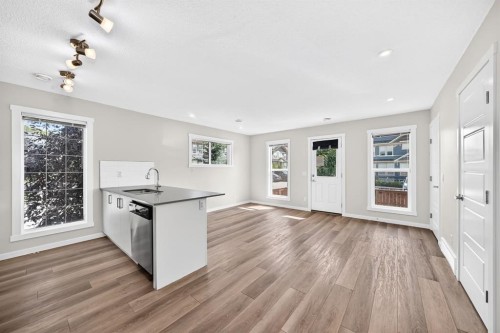 428 Cranbrook Square Se, Calgary, AB - Indoor Photo Showing Kitchen
