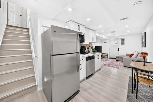 446 Windrow Common Sw, Airdrie, AB - Indoor Photo Showing Kitchen
