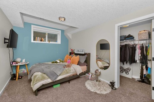 244 Mahogany Bay Se, Calgary, AB - Indoor Photo Showing Bedroom