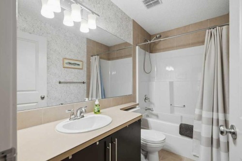 69 Everhollow Avenue Sw, Calgary, AB - Indoor Photo Showing Bathroom