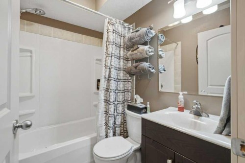 69 Everhollow Avenue Sw, Calgary, AB - Indoor Photo Showing Bathroom