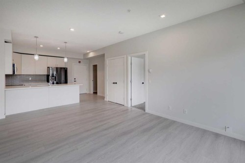 110-214 Sherwood Square Nw, Calgary, AB - Indoor Photo Showing Kitchen