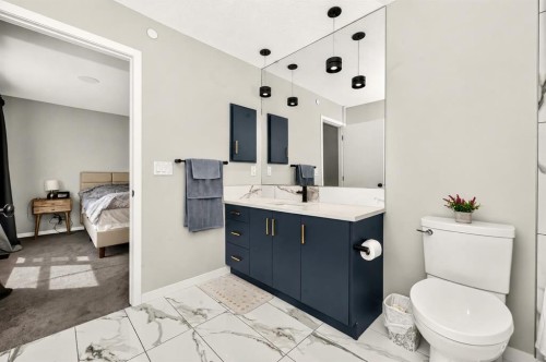 23 Lucas Boulevard Nw, Calgary, AB - Indoor Photo Showing Bathroom