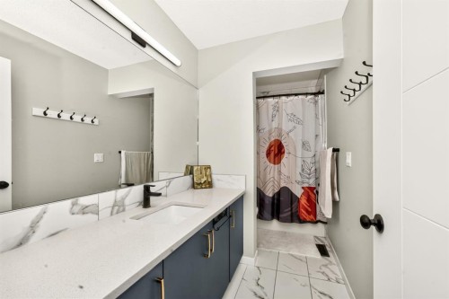 23 Lucas Boulevard Nw, Calgary, AB - Indoor Photo Showing Bathroom