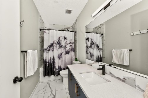 23 Lucas Boulevard Nw, Calgary, AB - Indoor Photo Showing Bathroom