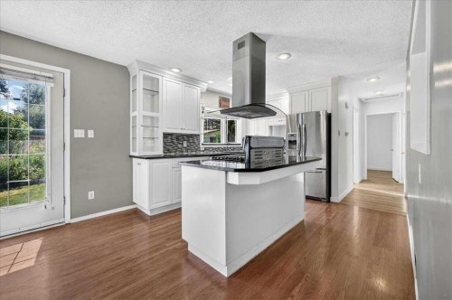 4711 Montana Drive Nw, Calgary, AB - Indoor Photo Showing Kitchen With Upgraded Kitchen