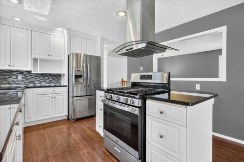 4711 Montana Drive Nw, Calgary, AB - Indoor Photo Showing Kitchen With Upgraded Kitchen