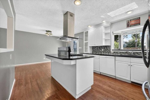 4711 Montana Drive Nw, Calgary, AB - Indoor Photo Showing Kitchen With Upgraded Kitchen