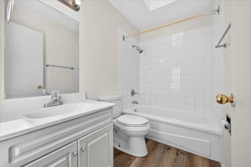 4711 Montana Drive Nw, Calgary, AB - Indoor Photo Showing Bathroom
