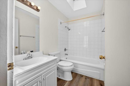 4711 Montana Drive Nw, Calgary, AB - Indoor Photo Showing Bathroom