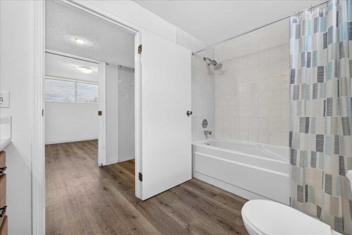 4711 Montana Drive Nw, Calgary, AB - Indoor Photo Showing Bathroom