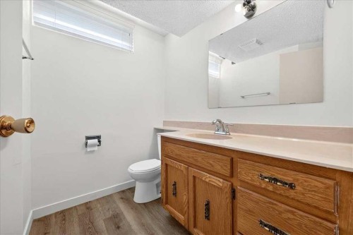 4711 Montana Drive Nw, Calgary, AB - Indoor Photo Showing Bathroom