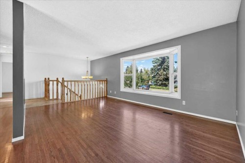 4711 Montana Drive Nw, Calgary, AB - Indoor Photo Showing Other Room